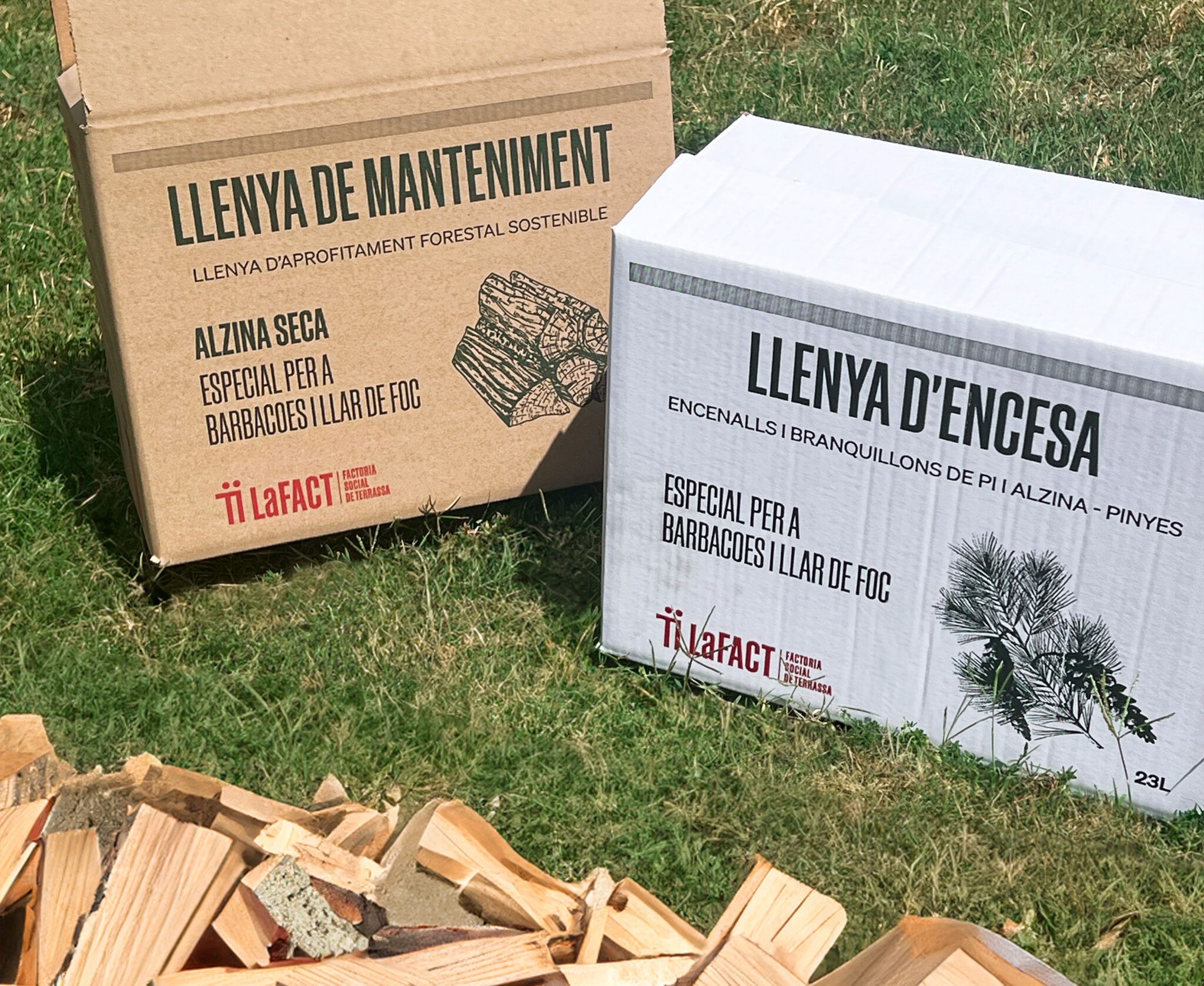 Caixes de llenya de LaFACT - Especial barbacoes i llars de foc Caixes de cartó de LaFACT Social de Terrassa amb llenya de manteniment (alzina seca) i llenya d'encesa (pi i alzina) per a barbacoes i llars de foc.